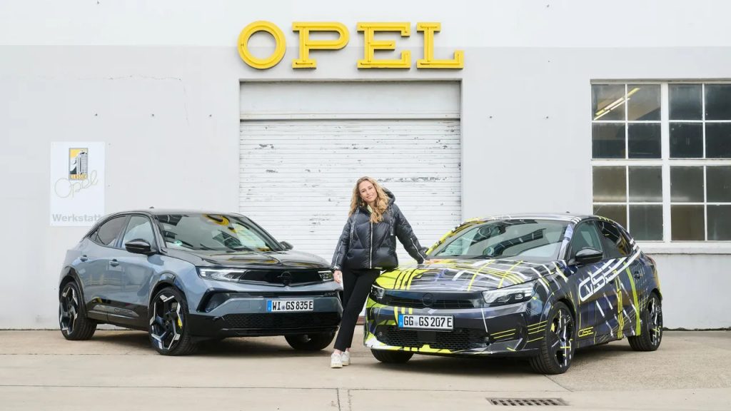 Sophia Flörsch mit zwei Opel-Autos.