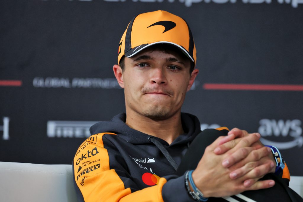 Lando Norris sitzt. 