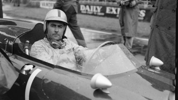 Jack Brabham in einem Formel-1-Auto.
