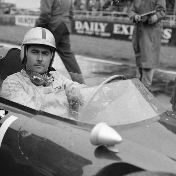 Jack Brabham in einem Formel-1-Auto.