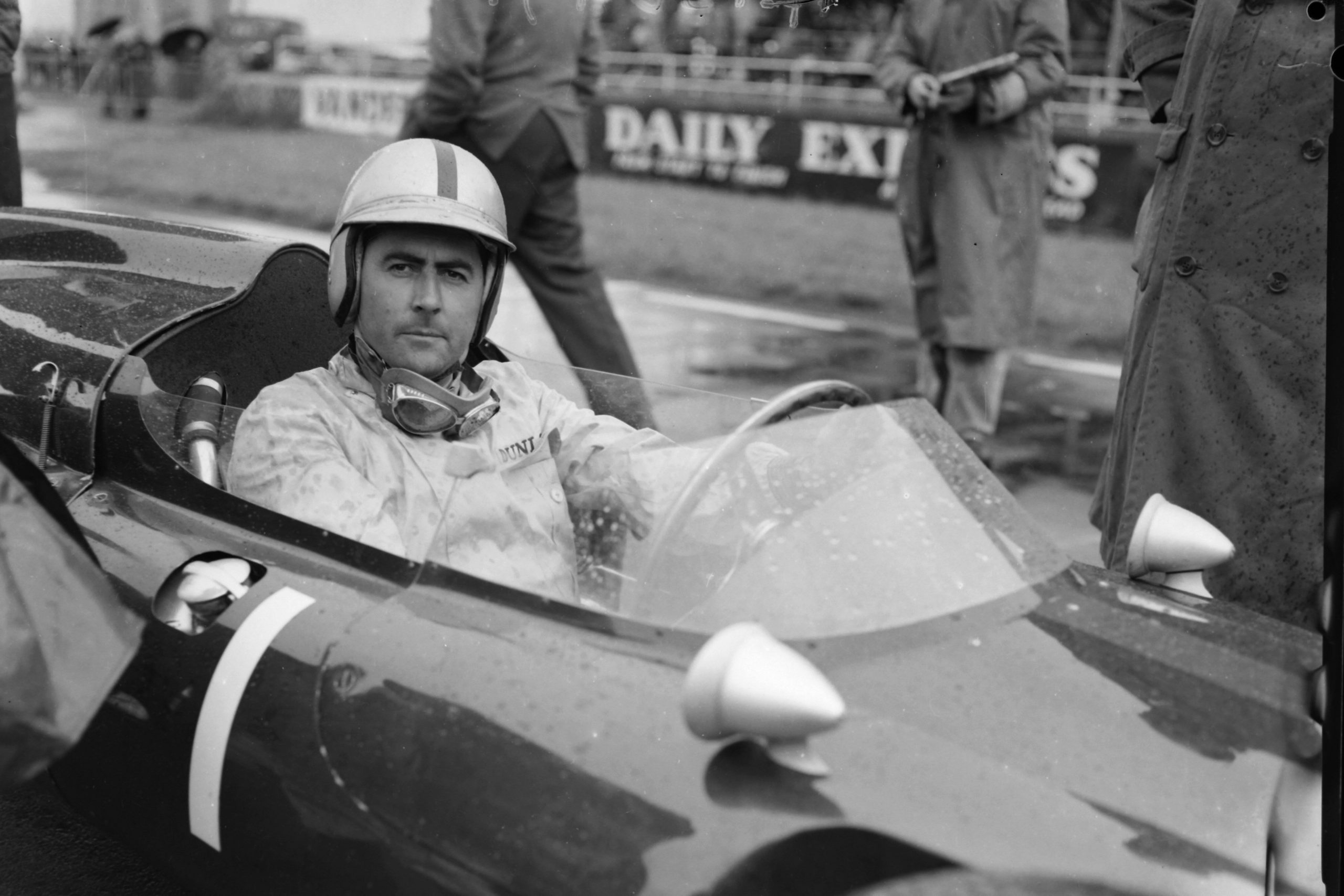 Jack Brabham in einem Formel-1-Auto.