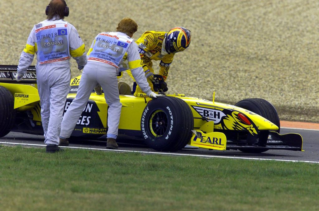Heinz-Harald Frentzen steigt aus dem Auto aus.