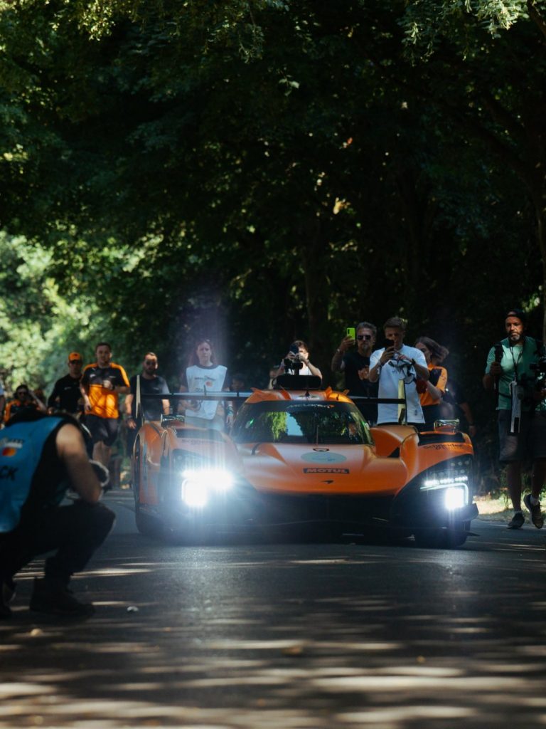 Lando Norris fährt das McLaren Hypercar