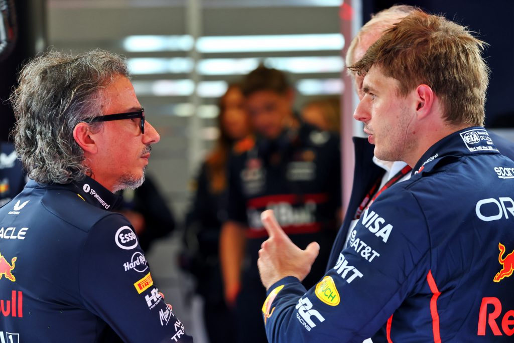 Red Bull Teamchef Laurent Mekies mit Max Verstappen