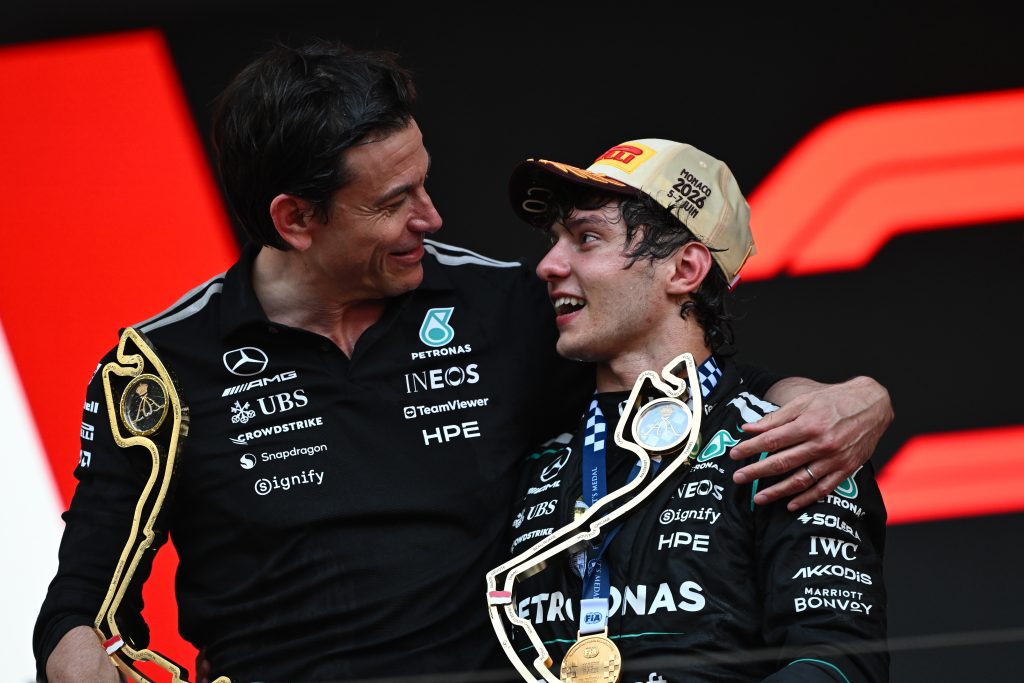 Toto Wolff mit Kimi Antonelli nach dessen Sieg in Monaco 2026