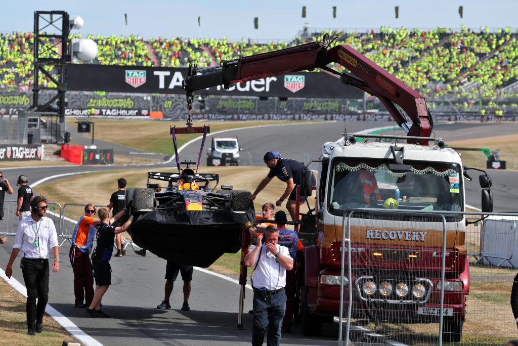 Verstappens RB22 wird auf einem Truck zurückgebracht