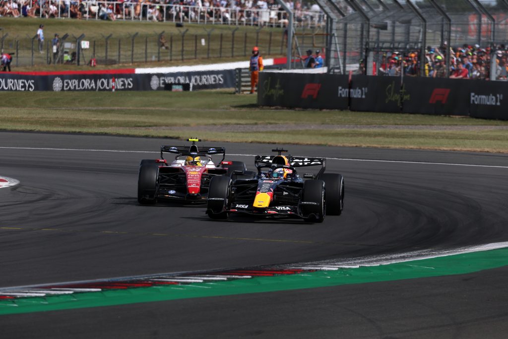 Hamilton im Duell mit Verstappen in Silverstone