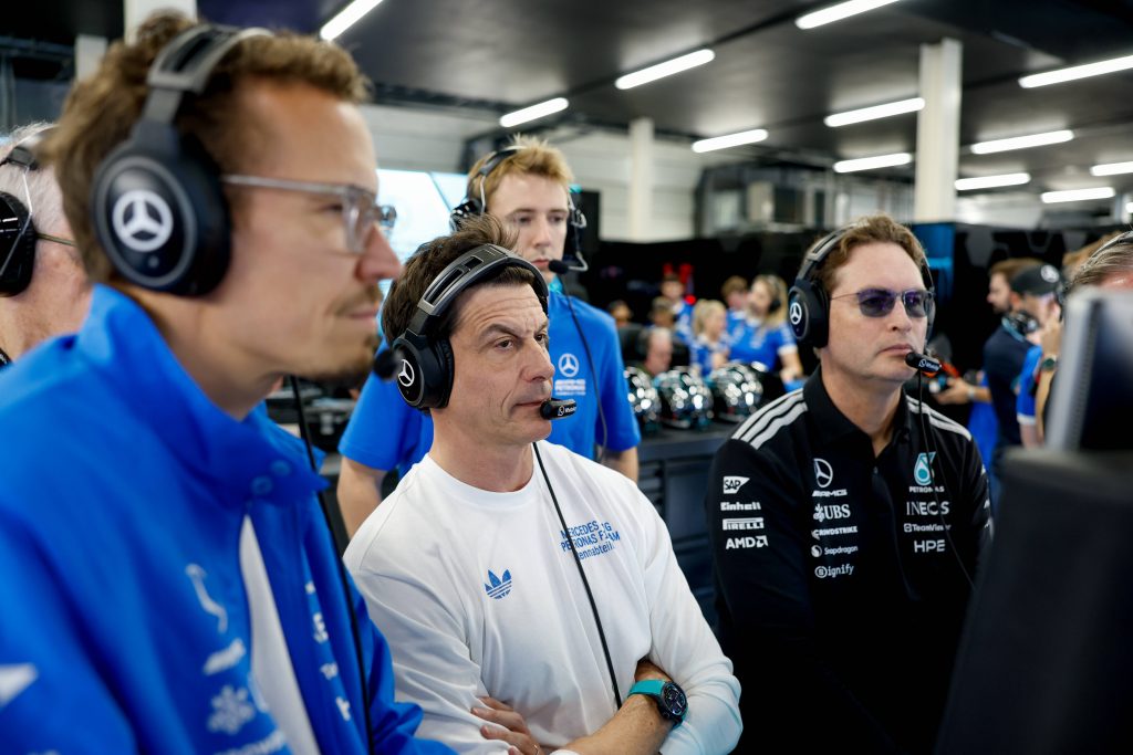 Toto Wolff sieht sich konzentriert die Daten an