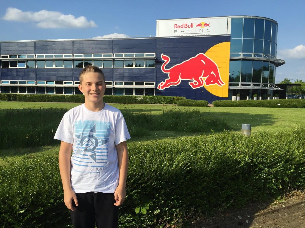 Oscar Piastri 2016 vor der Red Bull Fabrik