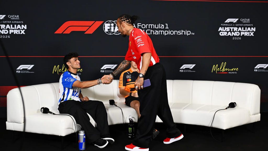 Arvid Lindblad wird von Lewis Hamilton begrüßt