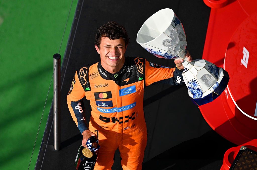 Lando Norris mit seiner Trophäe