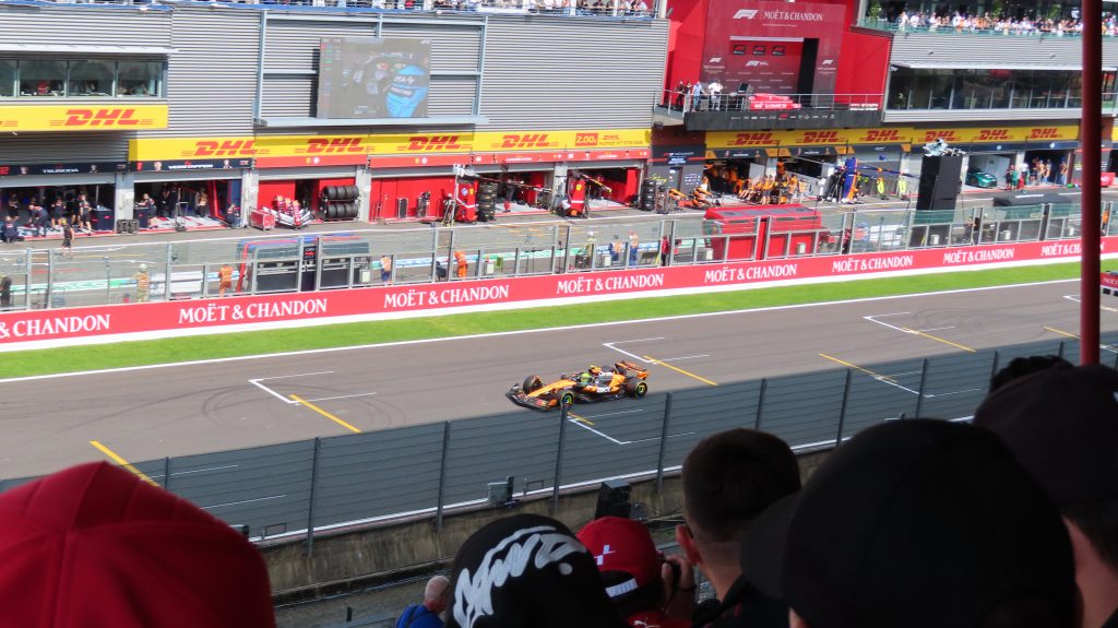 F1 Grand Prix Spa 2025 Blick von Haupttribüne