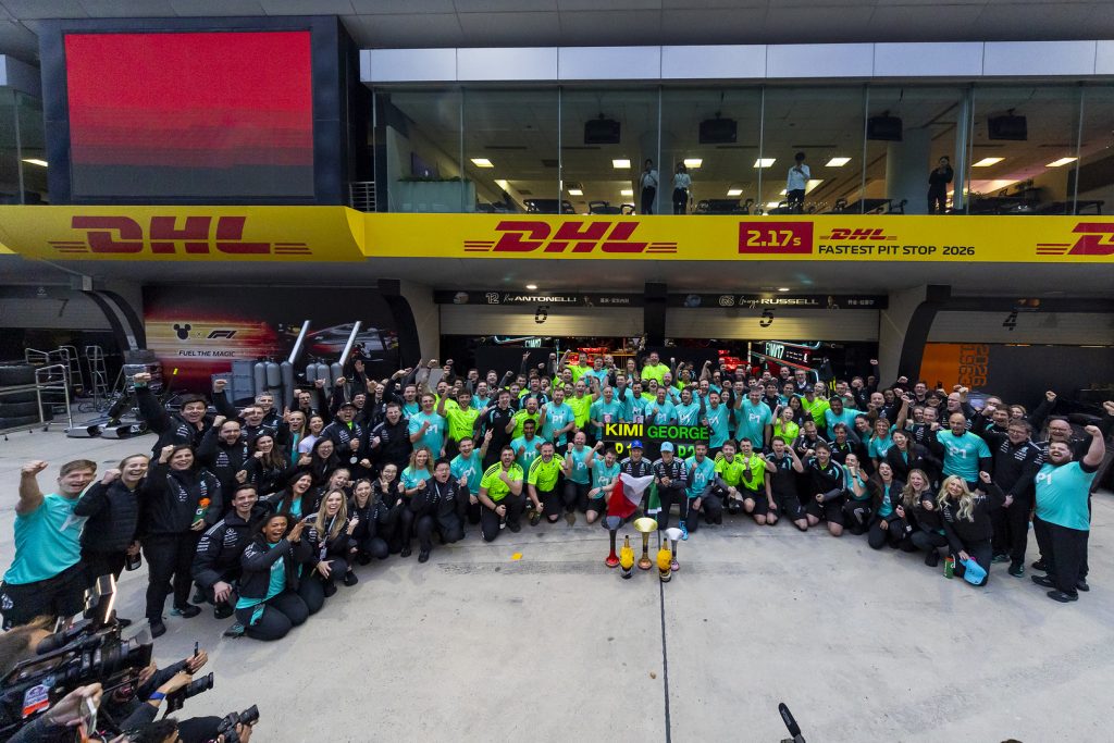 Das Mercedes Team feiert das 1-2 in Shanghai