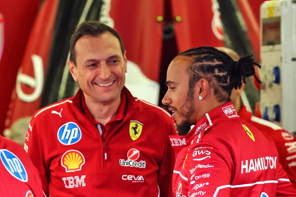 Lewis Hamilton im Gespräch mit einem Renningenieur