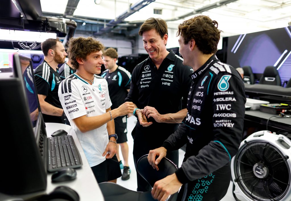 Toto Wolff mit Kimi Antonelli und George Russell
