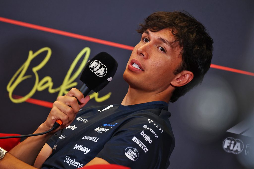 Alex Albon in der Pressekonferenz