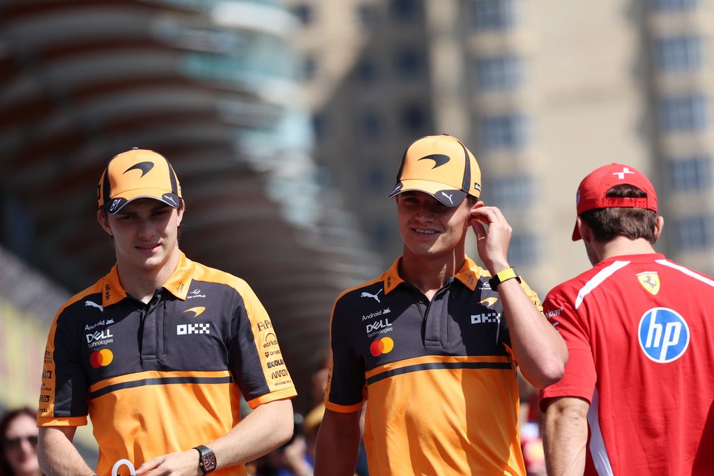 McLaren Fahrer Oscar Piastri und Lando Norris während der Fahrerparade in Baku