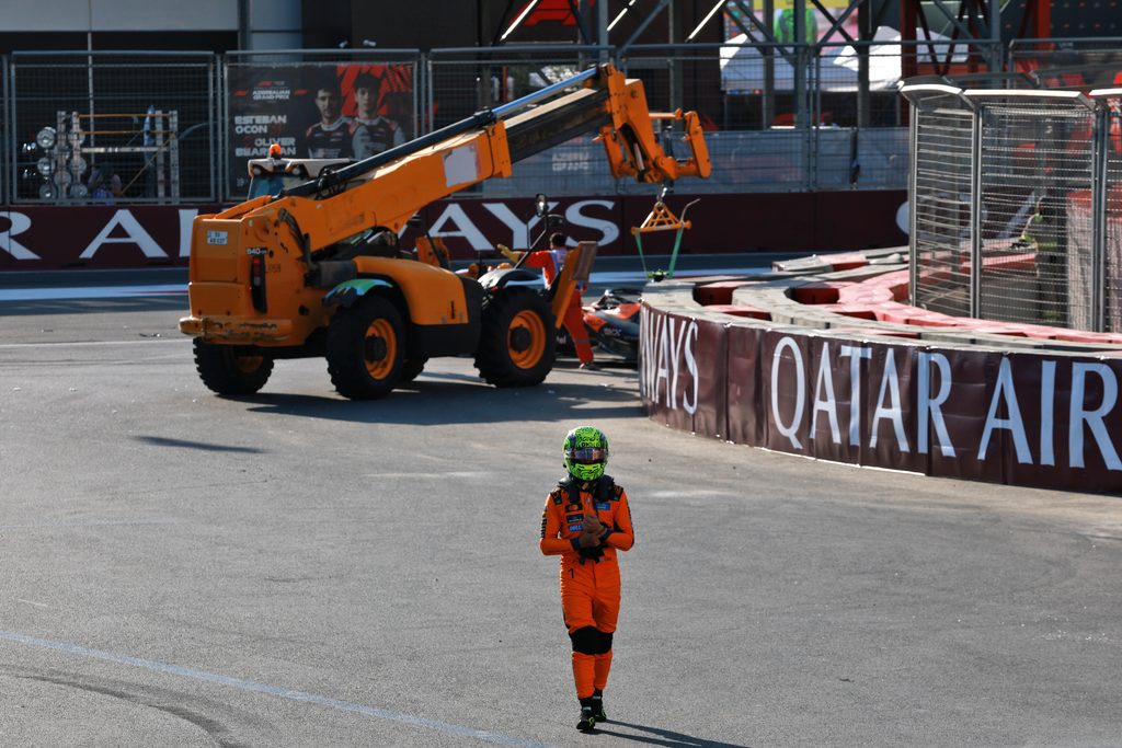 Lando Norris, im Hintergrund: der McLaren, der abtransportiert wird
