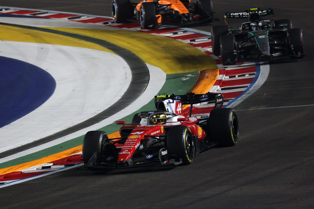 Lewis Hamilton, Kimi Antonelli und Lando Norris kämpfen um Platz 3 in Singapur